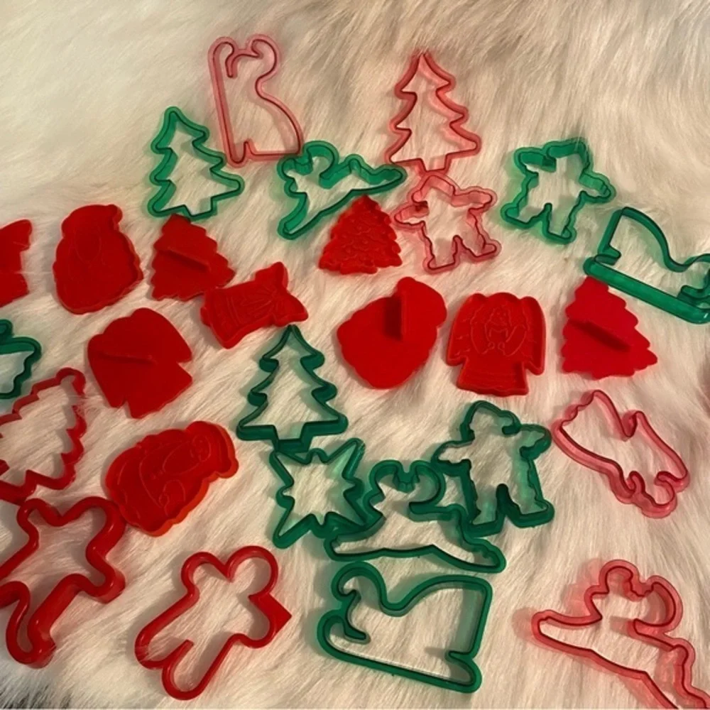 Christmas Cutters Assorted Total Of‎ 31